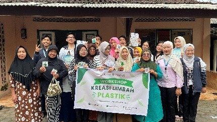 Absensi harian di Balai Desa Gogik, gladi bersih, pelaksanaan Workshop Multidisiplin 2 kreasi limbah botol plastik, evaluasi pelaksanaan, dan briefing kegiatan