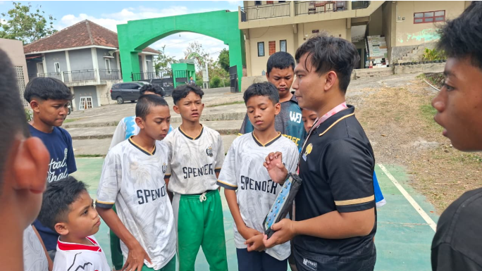 Pengembangan Potensi Desa: Pelaksanaan Coaching Clinic Futsal, Koordinasi Sosialisasi, dan Perancangan Desain Logo UMKM