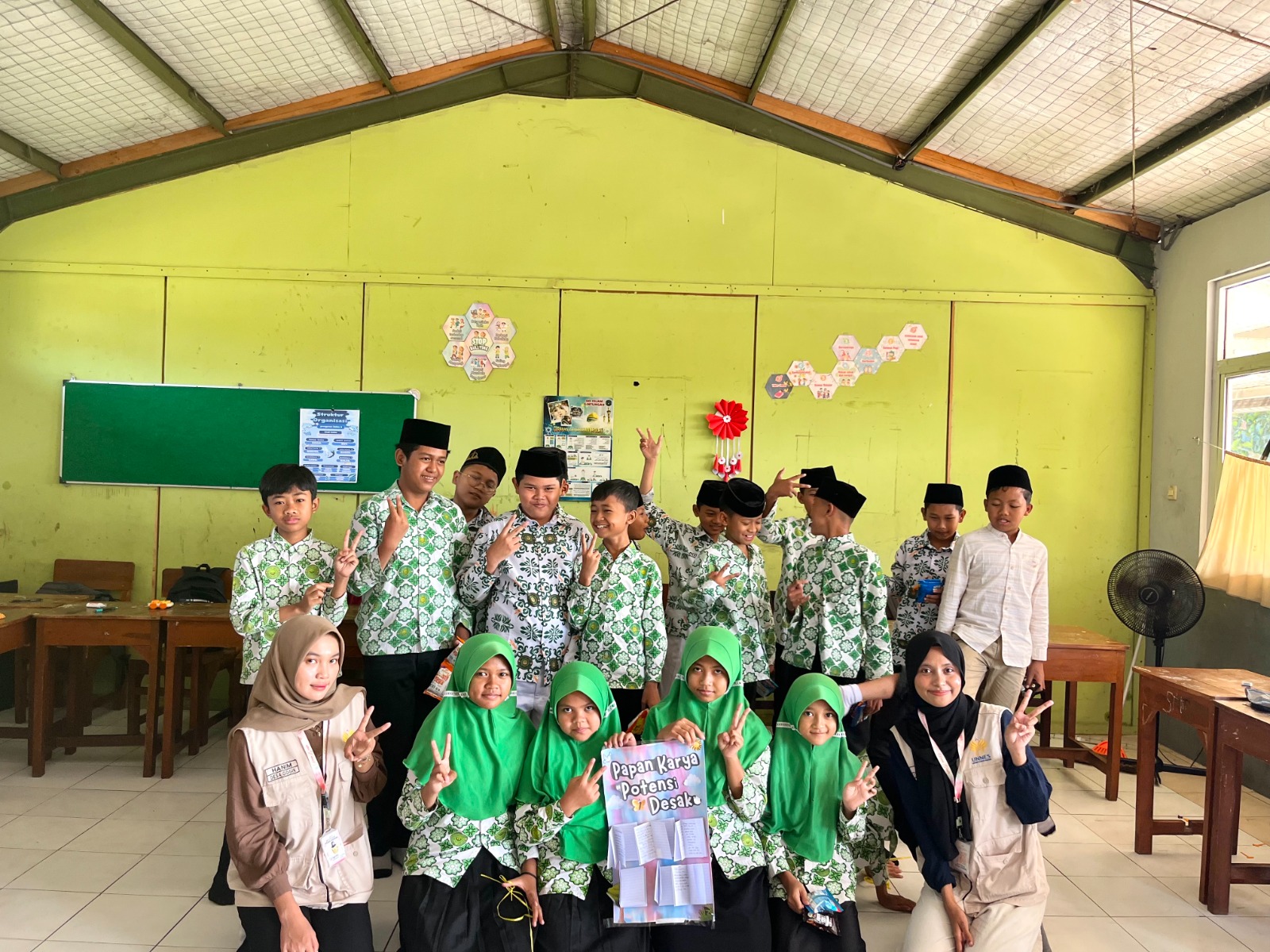 Pelayanan Administrasi Kewilayahan dan Peningkatan Literasi melalui Edukasi Potensi Desa Gogik
