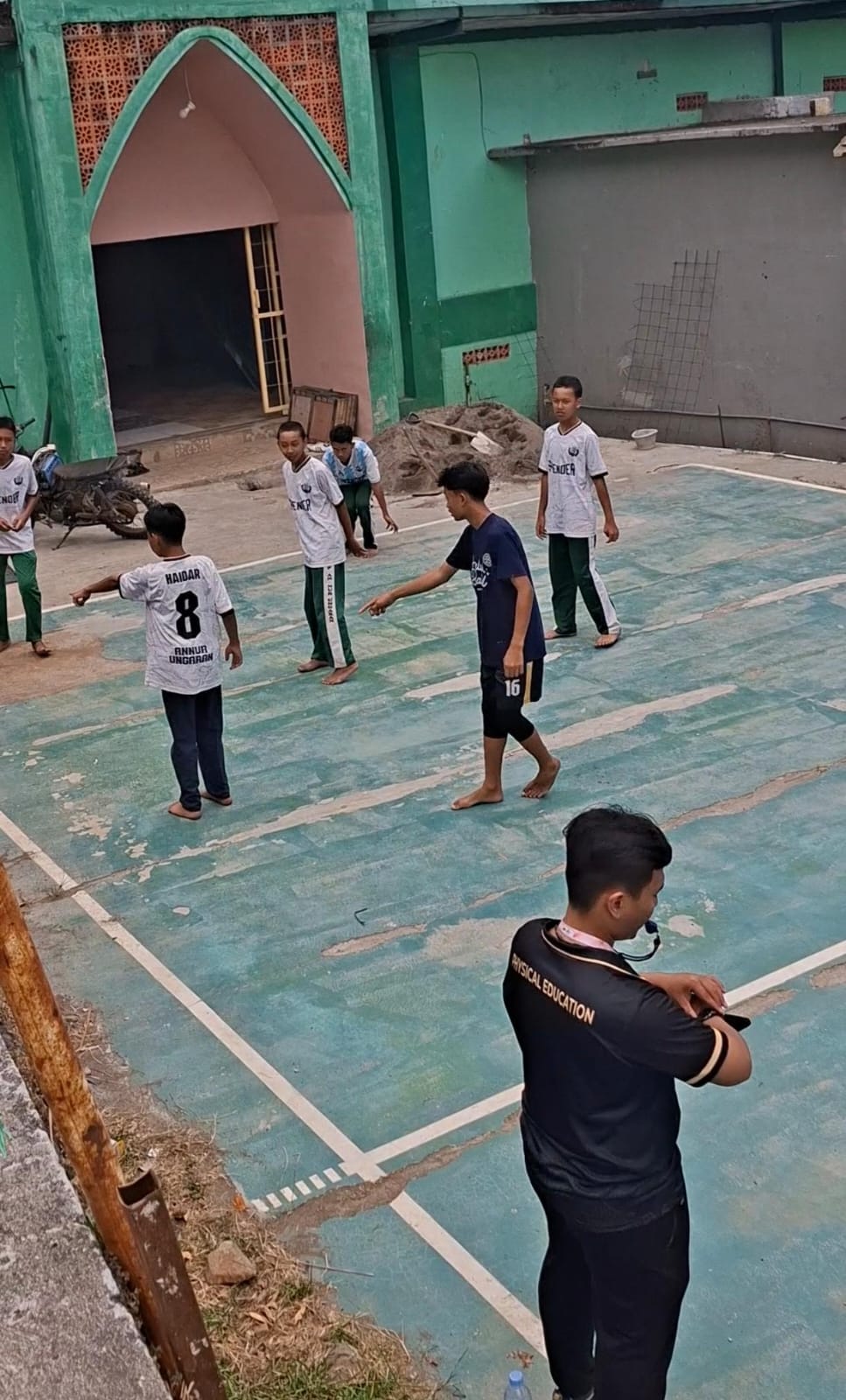 Pengembangan Potensi Desa: Pelaksanaan Coaching Clinic Futsal, Koordinasi Sosialisasi, dan Perancangan Desain Logo UMKM