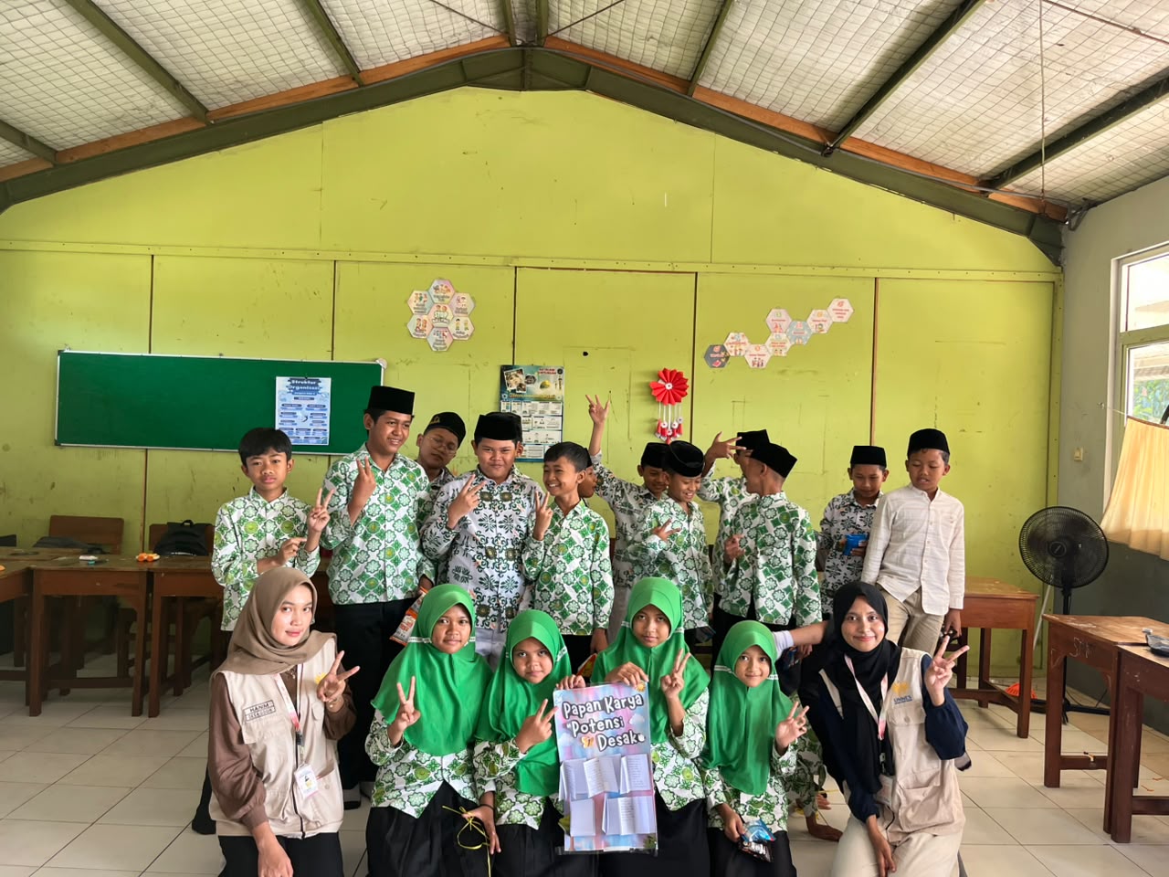 Pengajaran Menulis Cerita Pendek Berbasis Potensi Desa Gogik pada Siswa Kelas VI SD Islam Gintungan