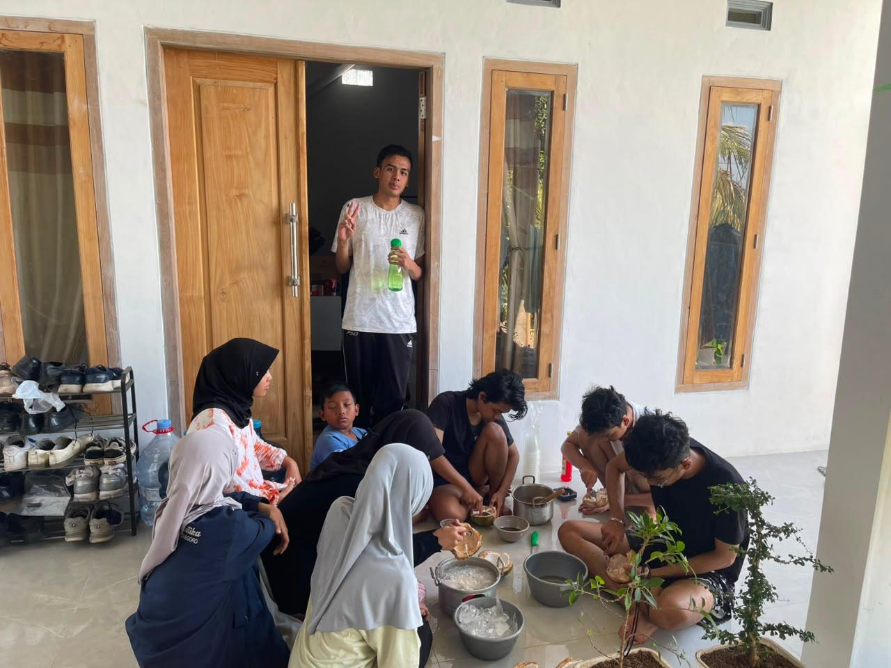 Membantu syukuran RW 1