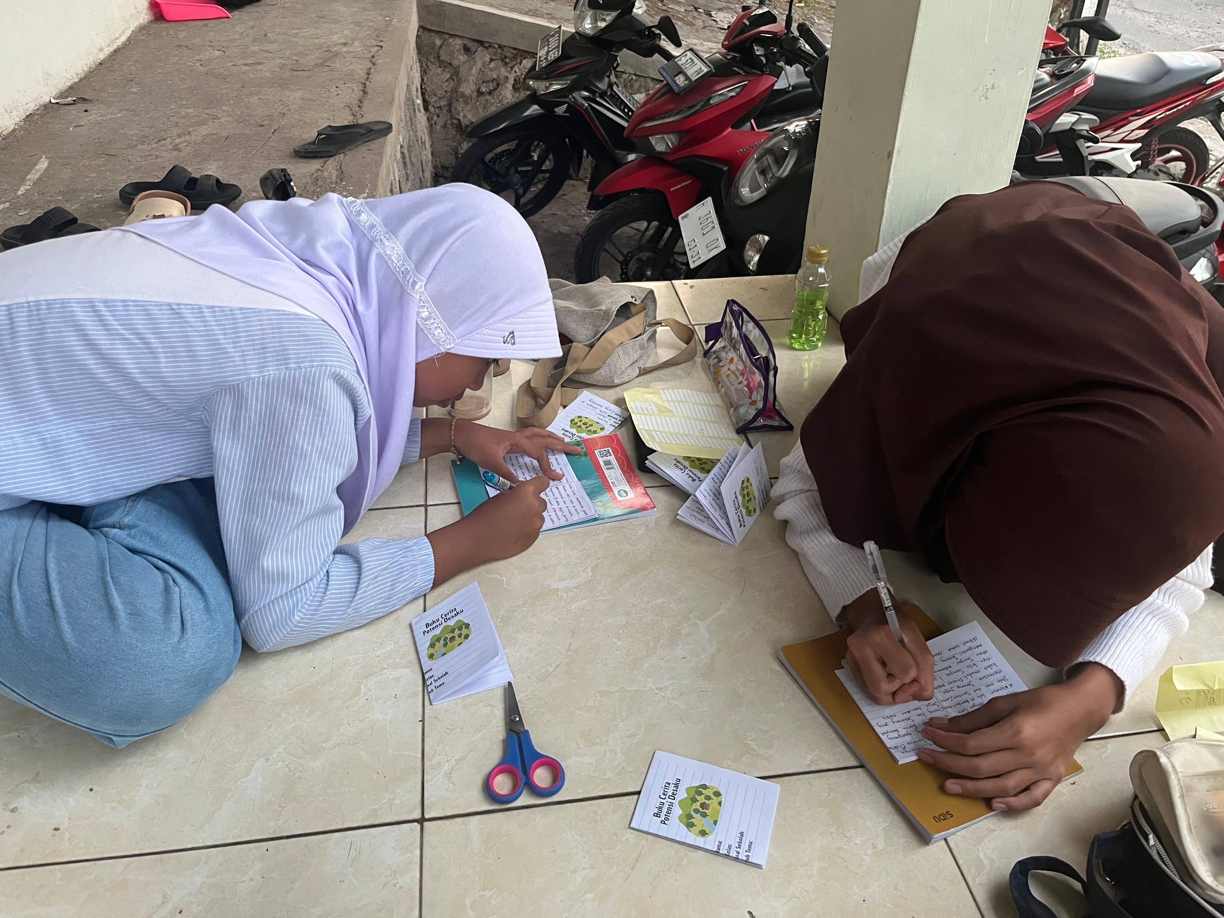 Pelayanan Administrasi Balai Desa dan Pelatihan Peserta Lomba Menulis dan Bercerita
