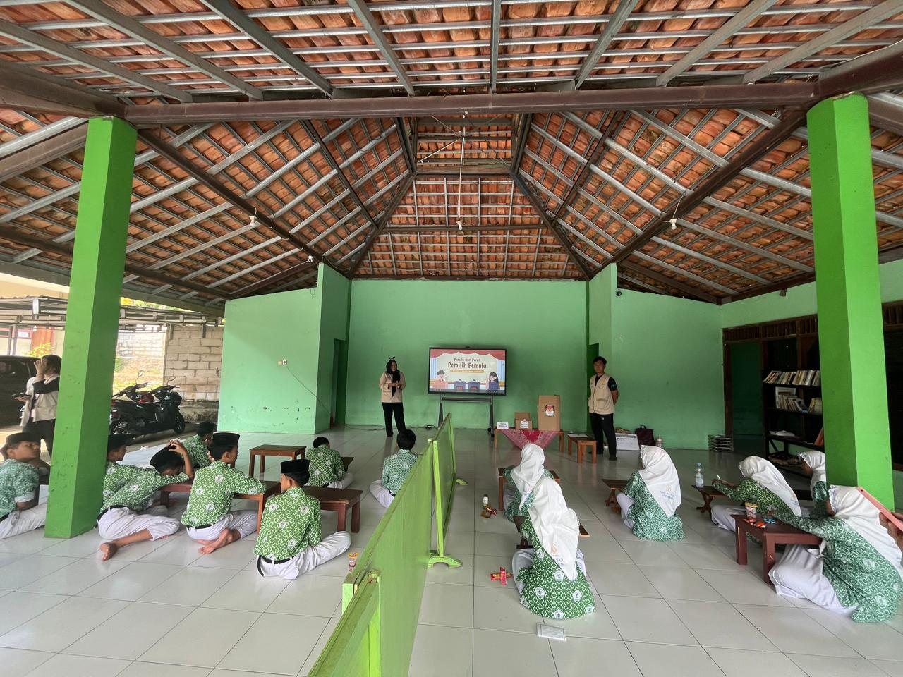 Pelayanan Administrasi, Edukasi Demokrasi dan Digitalisasi Pembelajaran, serta Perencanaan Pengembangan UMKM