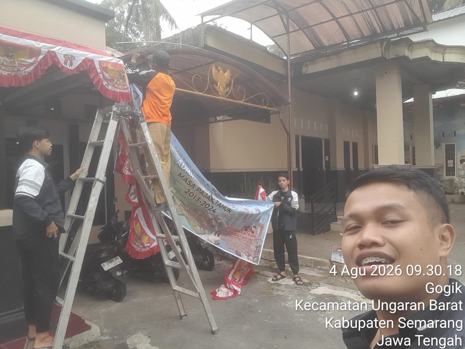 Pemasangan umbul-umbul di Balai Desa Gogik