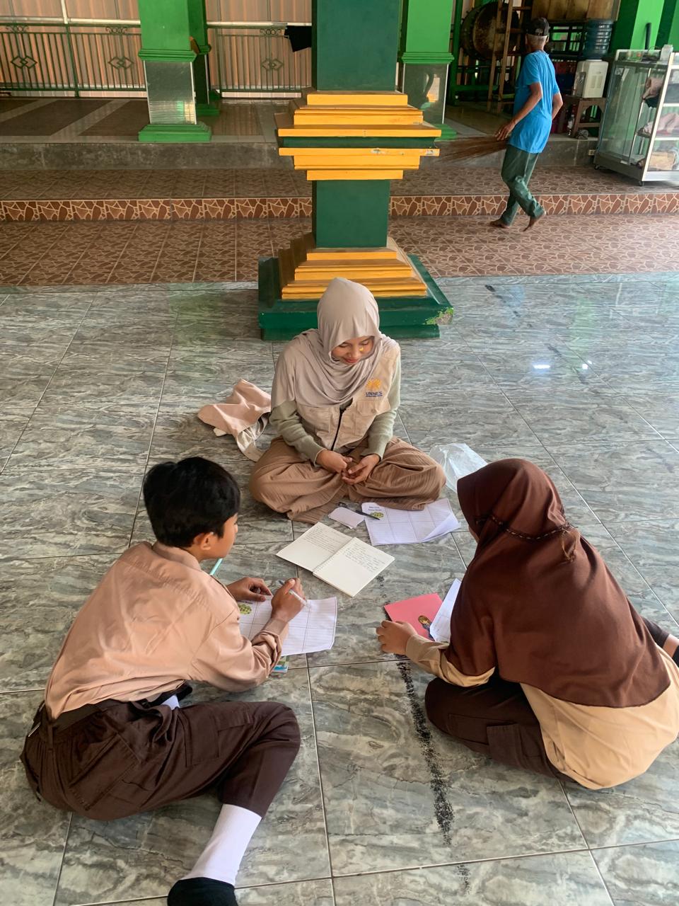 Penyusunan Luaran Akademis, Digitalisasi Pasar Gogik, Buku Profil UMKM, dan Pelatihan Lomba