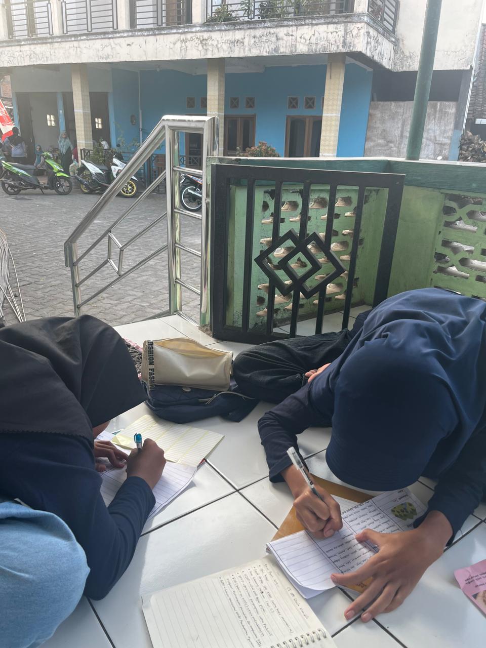 Penyusunan Luaran Akademis, Digitalisasi Pasar Gogik, Buku Profil UMKM, dan Pelatihan Lomba